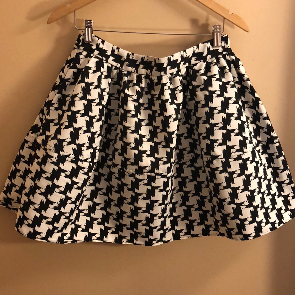 EXPRESS large black and white houndstooth skirt